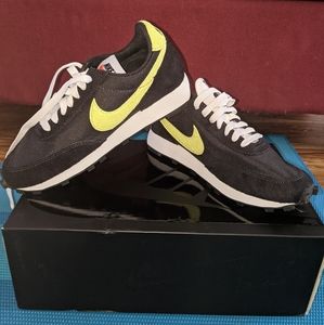 Nike NIB Daybreak Black/Limelight M5/W6.5